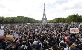 Des milliers de personnes se sont rassemblées à Paris pour dénoncer les violences policières et le racisme, en écho au meurtre de George Floyd aux États-Unis.
