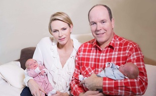 Charlène, Albert II et leurs enfants, le 23 décembre 2014, à Monaco.