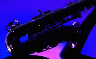 Illustration d'un saxophone.