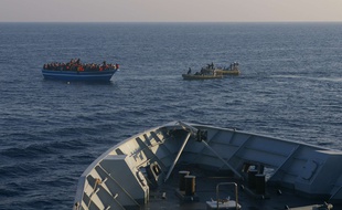 Des navires de la marine italienne approchent un bateau de migrants, en avril 2014.