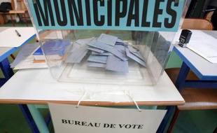 Des bulletins de vote dans une urne lors des élections municipales le 9 mars 2008 à Strasbourg