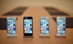 Des IPhone lors d'une présentation au siège d'Apple à Cupertino, en Californie, le 21 mars 2016