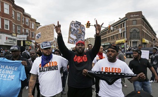 Des habitants de Baltimore après l'annonce des poursuites engagées contre six policiers dans l'enquête sur la mort de Freddie Gray, le 1er mai 2015.