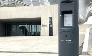Le groupe LBA a mis au point près de Lyon le premier distributeur urbain de gel hydroalcoolique, expérimenté depuis lundi à Lyon et Villeurbanne.