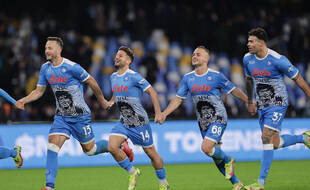 Dries Mertens (deuxième en partant de la gauche) et ses coéquipiers ont rendu un superbe hommage à Diego Maradona, dimanche face à la Lazio Rome.