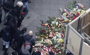 Des fleurs déposées au marché de Noël à Berlin au lendemain de l'attentat qui a fait 12 morts et 48 blessés, le 20 décembre 2016
