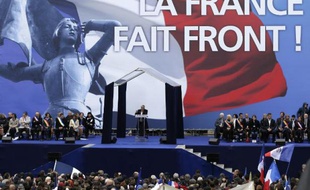 Marine Le Pen s'adresse aux sympathisants du FN le 1er mai 2015 place de l'Opéra à Paris