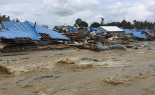 Au moins 89 personnes sont mortes dans les inondations qui ont frappées Sentani près de Jayapura, en Indonésie, le 17 mars 2019.