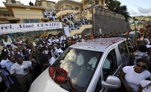 Très émus, mais dans une ambiance sereine, souvent joyeuse, les habitants de Fort-de-France et des autres communes de l'île, tous âges confondus, ont applaudi le passage du fourgon transportant la dépouille de Césaire en chantant, en scandant son nom ou en brandissant des portraits du poète.
