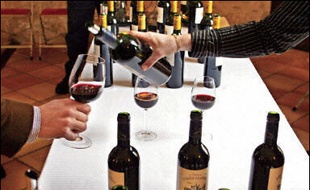 Les exportations françaises de vins et de spiritueux ont progressé de 2,2% en 2005, à 7,74 milliards d'euros, après une année de baisse, grâce notamment à la hausse des expéditions de cognac (+9,3% en valeur), a annoncé lundi la Fédération des exportateurs de vins et spiritueux de France (FEVS).