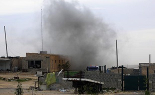 Les combats font rage entre les insurgés libyens et les forces fidèles à Kadhafi dans la ville de Brega, le 13 mars 2011.