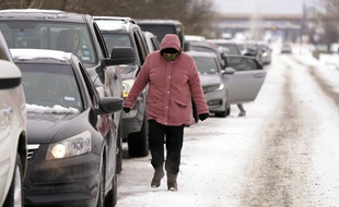 Des Texans font la queue pour aller chercher du bois, le 17 février.