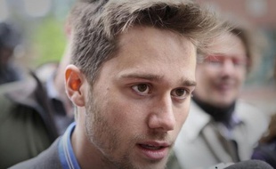 Léo Bureau-Blouin, un frêle blondinet de 20 ans, devenu vedette des médias au Québec grâce au conflit étudiant, s'est lancé mercredi dans la politique, exacerbant la bataille entre les souverainistes qu'il rejoint et les libéraux au pouvoir, en attendant l'annonce d'élections anticipées.