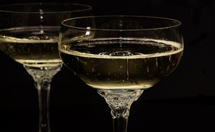 Illustration de coupes de champagne.