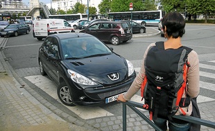 Pas facile pour les bus de se frayer un chemin au milieu des voitures.