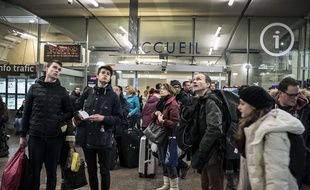 Les gens attendant à la gare de Lyon-Part-Dieu, le 8 Février 2015. Le trafic des trains régionaux a été interrompu après l'agression de deux contrôleurs sur la ligne Lyon-Grenoble.
AFP PHOTO / JEAN-PHILIPPE KSIAZEK