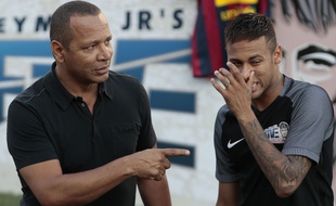 Neymar père et fils lors d'une tournée au Brésil.