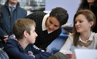 La ministre de l'Education Najat Vallaud-Belkacem (c) discute avec des élèves du collège Paul Eluard à Beuvrages dans le nord de la France, le 18 janvier 2016