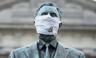 Une statue affublée d'un masque à Nantes (Illustration)