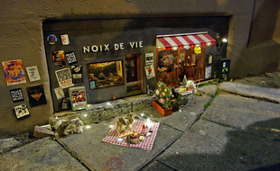 Un café miniature installé dans la ville de Malmo, en Suède, l'oeuvre du collectif Anonymouse.