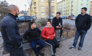 Hodeifa Megchiche (gauche) , Sithana et Farid Rahmani (droite) discutent avec des jeunes dans le quartier du Neuhof à Strasbourg. Le 16 janvier 2019.
