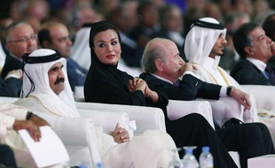Sepp Blatter, président de la Fifa, à côté de l'Emir Sheikh Hamad bin Khalifa al-Thani et de sa femme, le 11 décembre 2012, à Doha.
