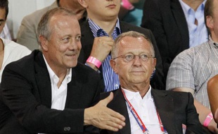 Le président de Lyon Jean-Michel Aulas (à dr.), au côté de son conseiller, Bernard Lacombe (à g.), le 24 août 2012 à Evian.