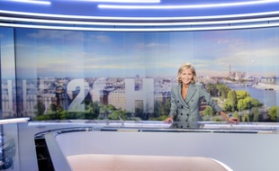 Claire Chazal sur le plateau du journal de 20 heures de TF1 en août 2015