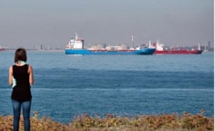 Plus de 50 navires étaient bloqués hier en rade à Marseille et Fos.