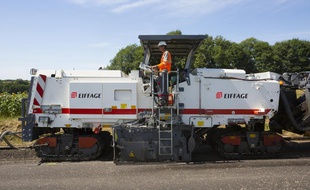 Le procédé développé par Eiffage permet de mélanger du bitume à un liant végétal pour fabriquer une route neuve.