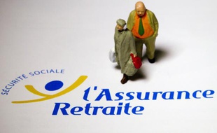 Des personnages miniatures sont photographiés le 7 juin 2012 à Paris, sur un document de l'assurance maladie portant le logo de la Sécurité sociale