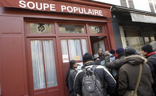 Un bénévoles accueille des personnes devant la Soupe populaire en février 2012 (Illustration).