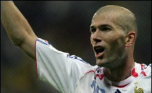 Zinédine Zidane, redevenu magique contre le Brésil (1-0) samedi dans un quart de finale du Mondial-2006 de football où il a fait danser la samba aux Ronaldinho, Kaka et consorts, a déjà réussi le pari fou qu'il s'est fixé en Allemagne: une Coupe du monde royale en guise d'adieux.
