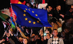 Illustration d'une foule avec un drapeau européen.