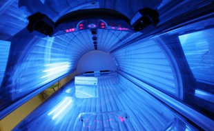 Une cabine de bronzage à UV en août 2007 à Paris