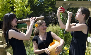 Membres du Vegetable Orchestra jouant du topinambour, de la courgette et de la citrouille