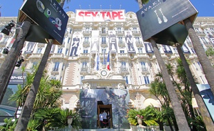 La façade du Carlton de Cannes, derrière les publicités, lors du festival de Cannes 2014.