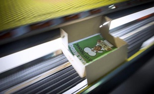 Le prochain numéro de Charlie Hebdo sous presse à Villabe près de Paris, le 13 janvier 2015