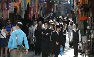 Des Juifs religieux marchent dans une rue de la vieille ville de Jérusalem dans le quartier musulman, le 5 octobre 2015