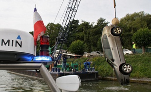 Une épave de voiture remontée du fond de l'Oise.