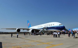 China Southern Airlines n'a pas l'intention d'annuler ou de retarder les commandes d'Airbus qu'elle a passées, en dépit du différend entre la Chine et l'UE sur la taxe carbone, a déclaré vendredi le président de la compagnie chinoise à l'agence Dow Jones.