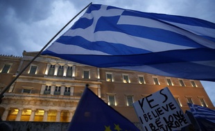 Environ 20.000 personnes ont manifesté à Athènes, en Grèce, mardi, en faveur du «oui» au référendum sur le plan proposée par l'Europe.