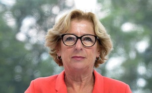 La ministre de l'Enseignement supérieur, Geneviève Fioraso, devait présenter mardi matin un plan en faveur de l'entrepreneuriat étudiant, permettant notamment aux jeunes diplômés souhaitant créer leur entreprise de conserver leurs droits sociaux.