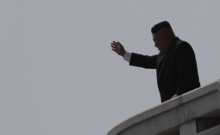 Kim Jong-un salue la foule lors d'une parade militaire à Pyongyang, le 15 avril 2017.