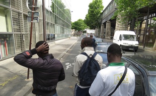 Paris, le 7 juillet 2014, une quinzaine d'adolescents venus majoritairement d'Afrique attendent pendant des semaines une première évaluation de leur situation devant la PAOMIE dans le 10e arrondissement et espèrent obtenir le statut de mineur isolé EEtranger.