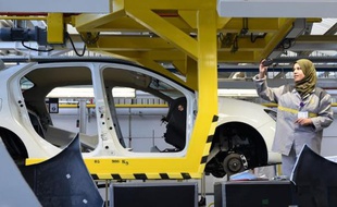 Une employée de Renault prend le 10 novembre 2014 une photo lors de l'inauguration d'une usine près d'Oran, à l'ouest de l'Algérie