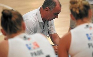 Laurent Buffard attend une réaction de ses joueuses samedi face à Charleville.