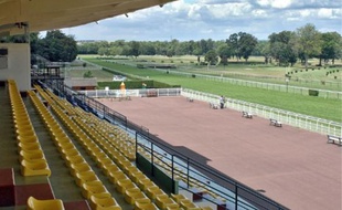 Eric Woerth aurait conclu la vente de l'hippodrome de Compiègne sans appel d'offres.