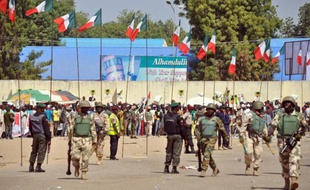 Des soldats et policiers nigérians surveillent un meeting électoral du Parti démocratique du peuple (PDP), le 24 janvier 2015 à Maiduguri