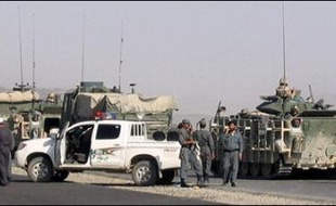 Plusieurs dizaines d'insurgés présumés et onze policiers afghans ont été tués vendredi dans des combats dans l'est, le sud et l'ouest de l'Afghanistan, ont affirmé samedi la coalition et les autorités afghanes qui enquêtent sur des allégations de nouvelles victimes civiles.